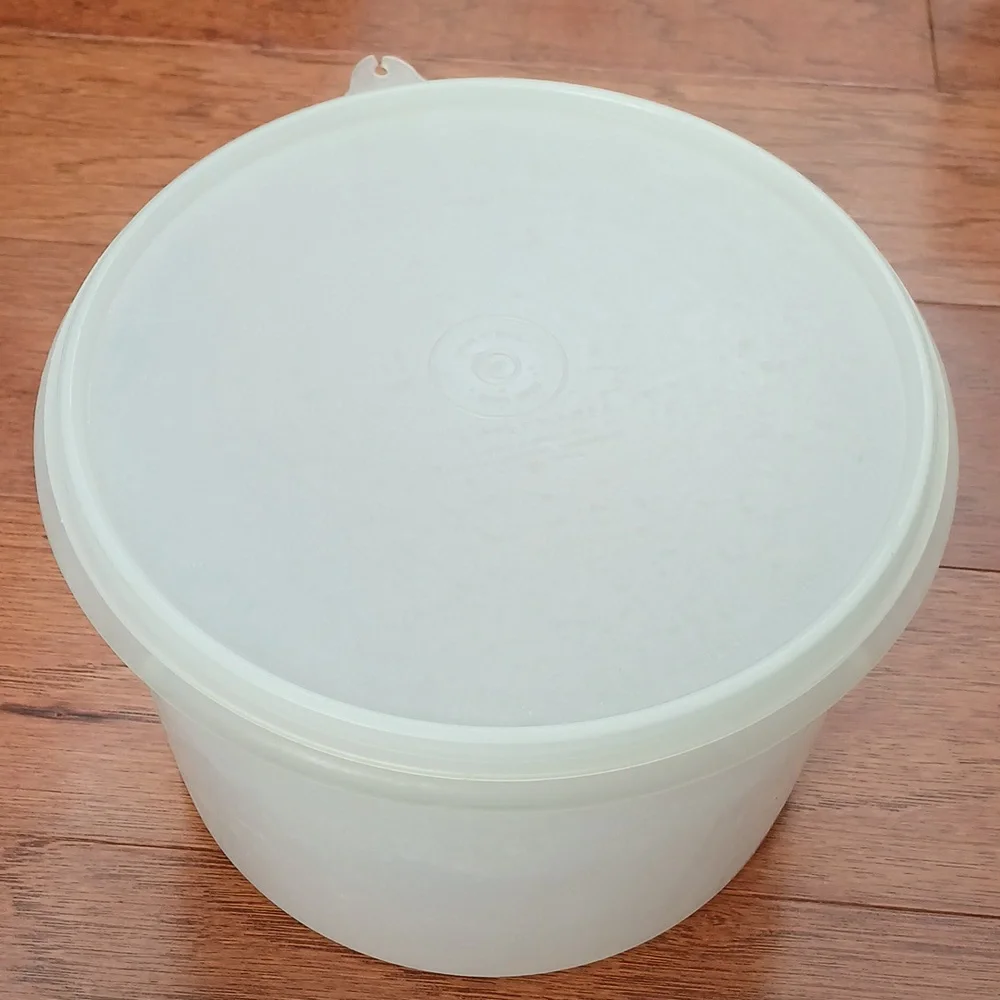 Tupperware medium canister Kitchen Storage Circular Opaque Leftovers Lunch
